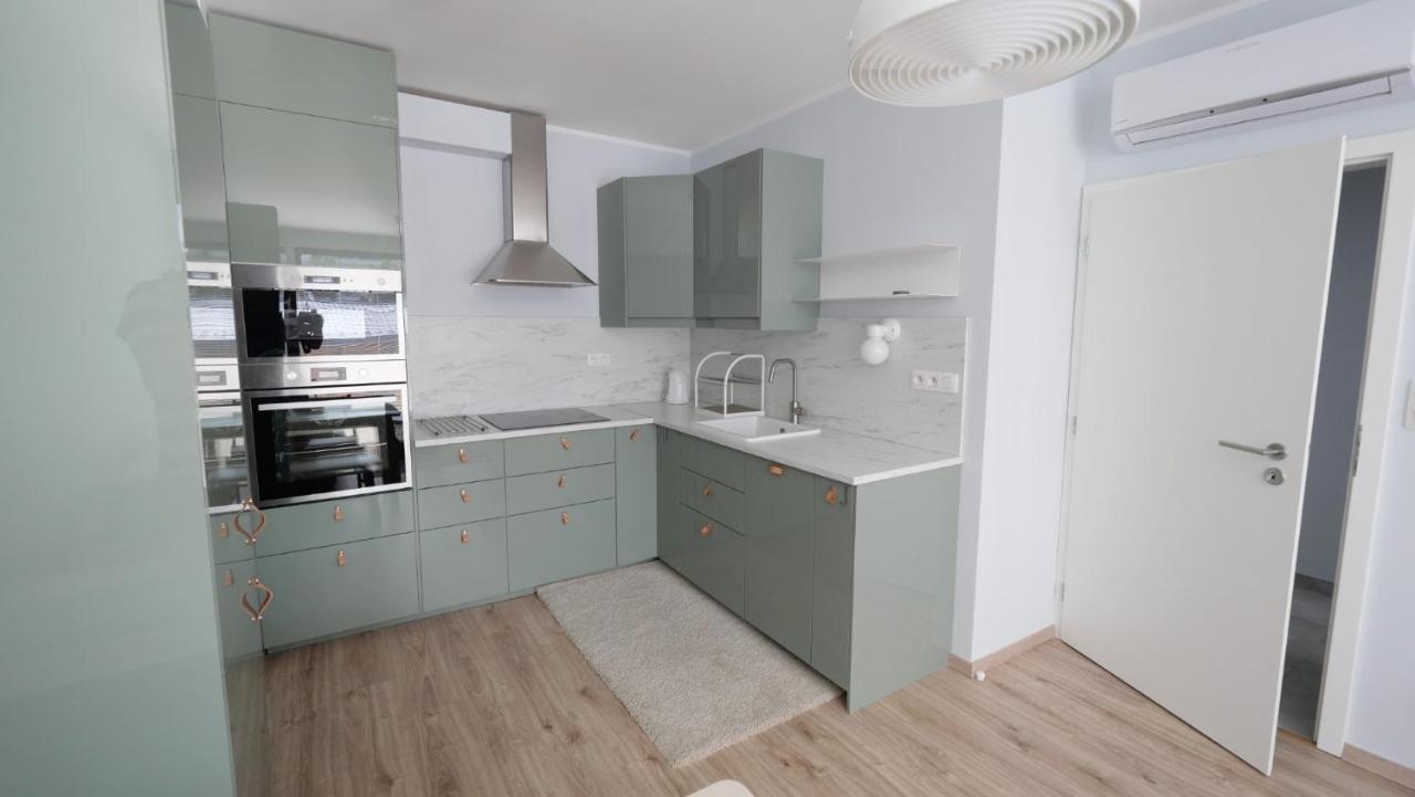 Air-Conditioned, 2 Room Apartment With Terrace Bratislava Buitenkant foto