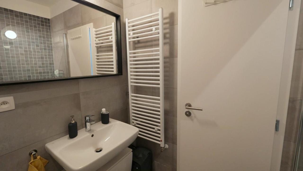 Air-Conditioned, 2 Room Apartment With Terrace Bratislava Buitenkant foto
