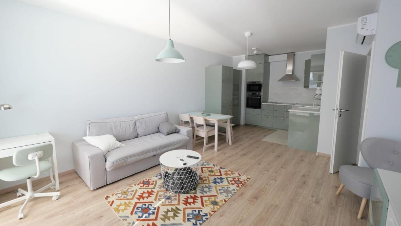 Air-Conditioned, 2 Room Apartment With Terrace Bratislava Buitenkant foto