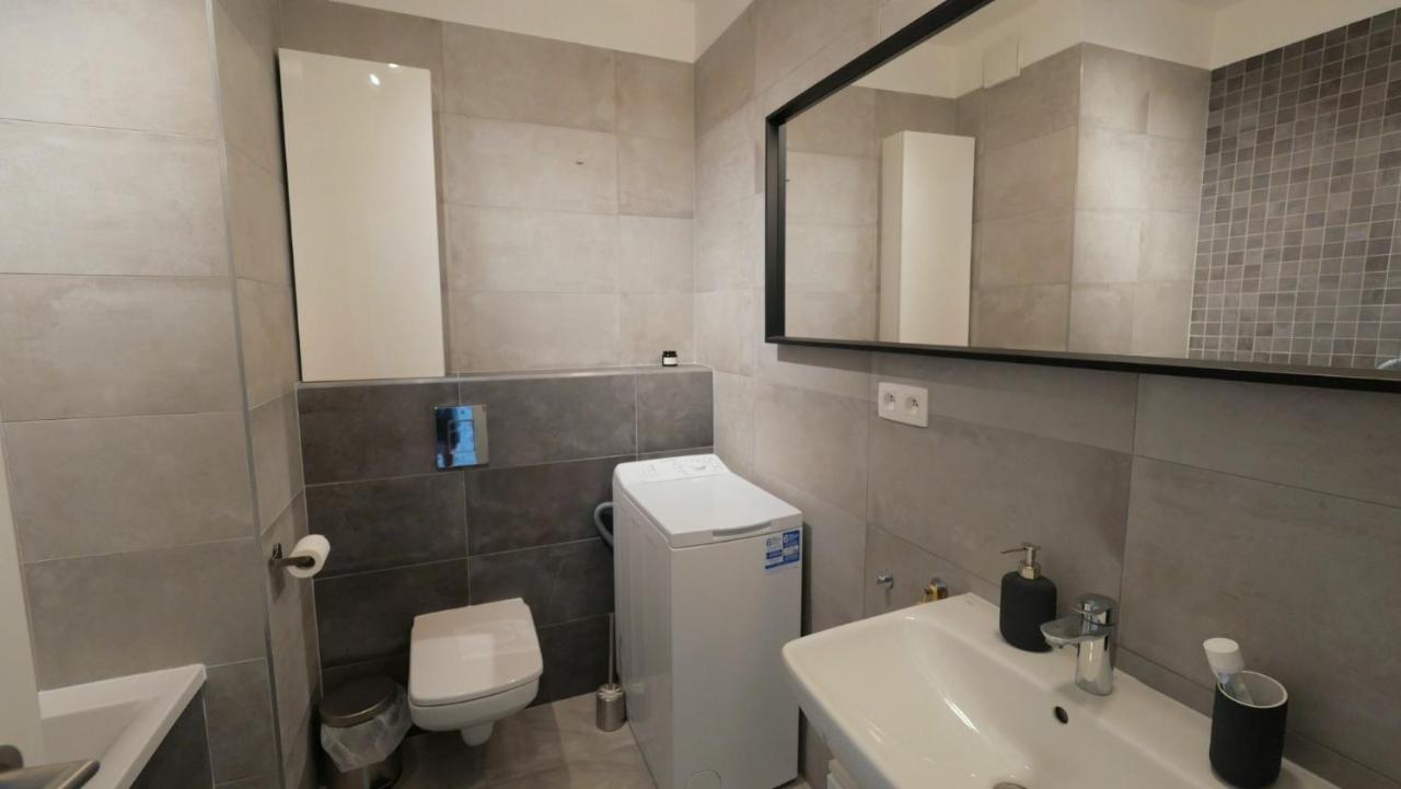 Air-Conditioned, 2 Room Apartment With Terrace Bratislava Buitenkant foto