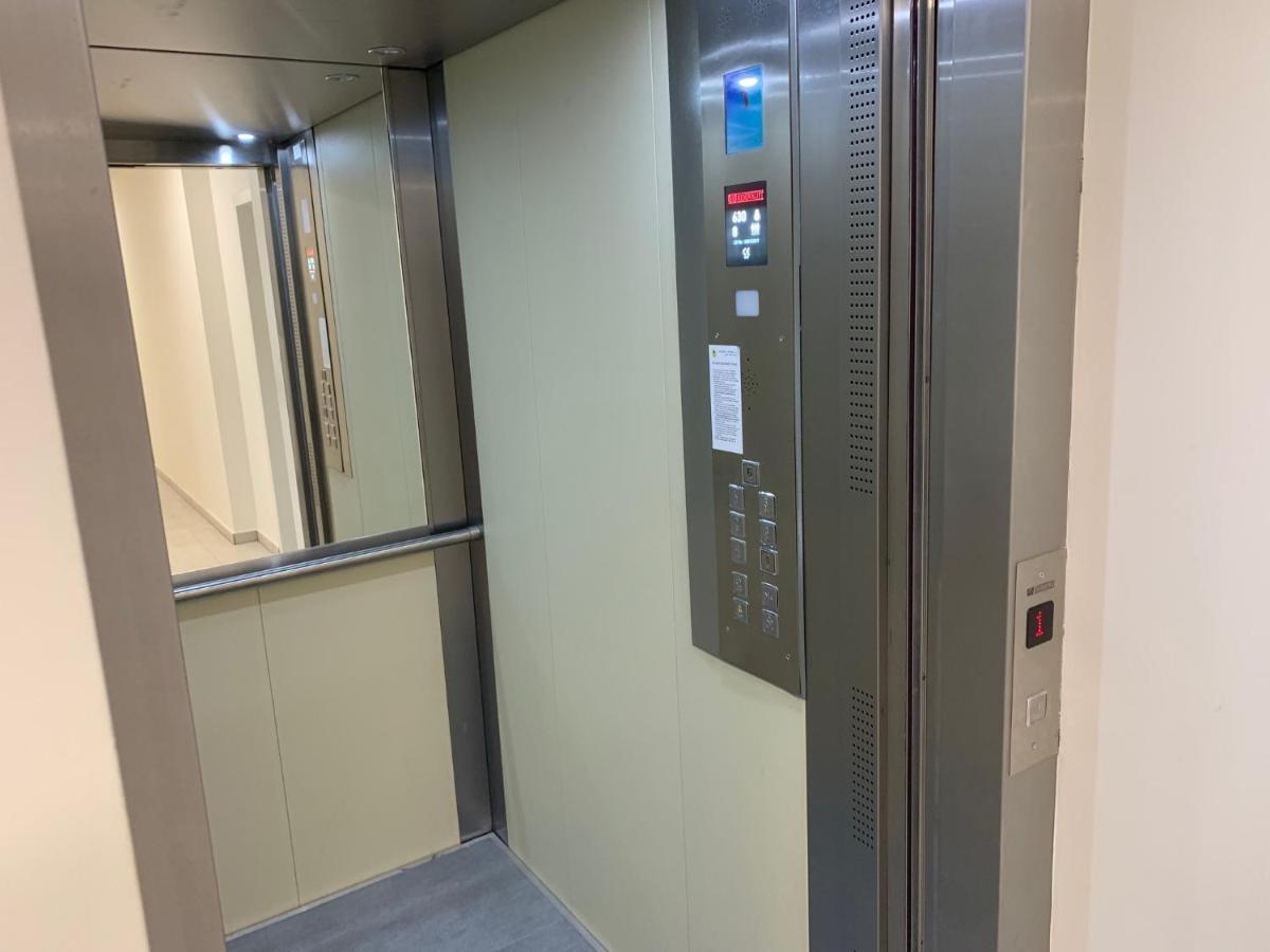 Air-Conditioned, 2 Room Apartment With Terrace Bratislava Buitenkant foto