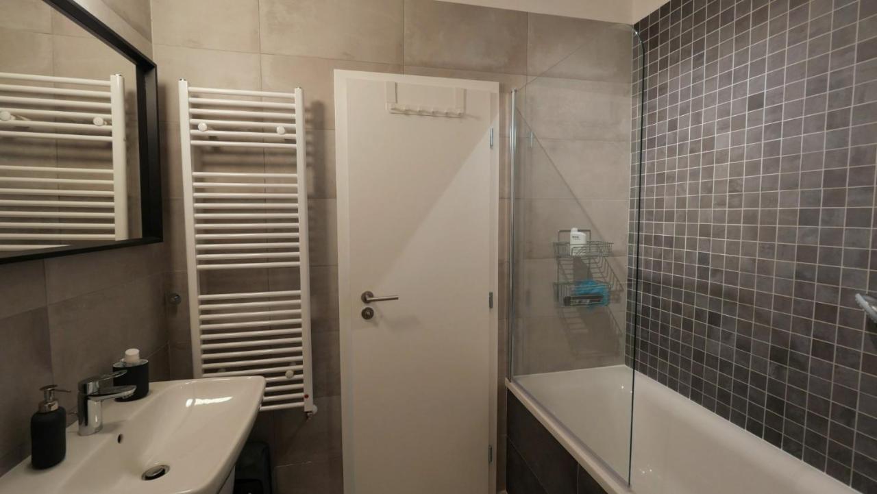 Air-Conditioned, 2 Room Apartment With Terrace Bratislava Buitenkant foto